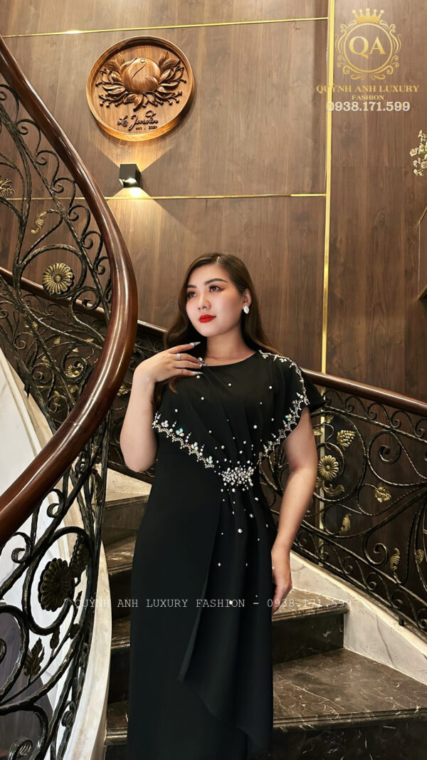 Đầm Dạ Hội Dáng Dài Đen Cổ Tròn Kết Ngọc Trai Lily Dress