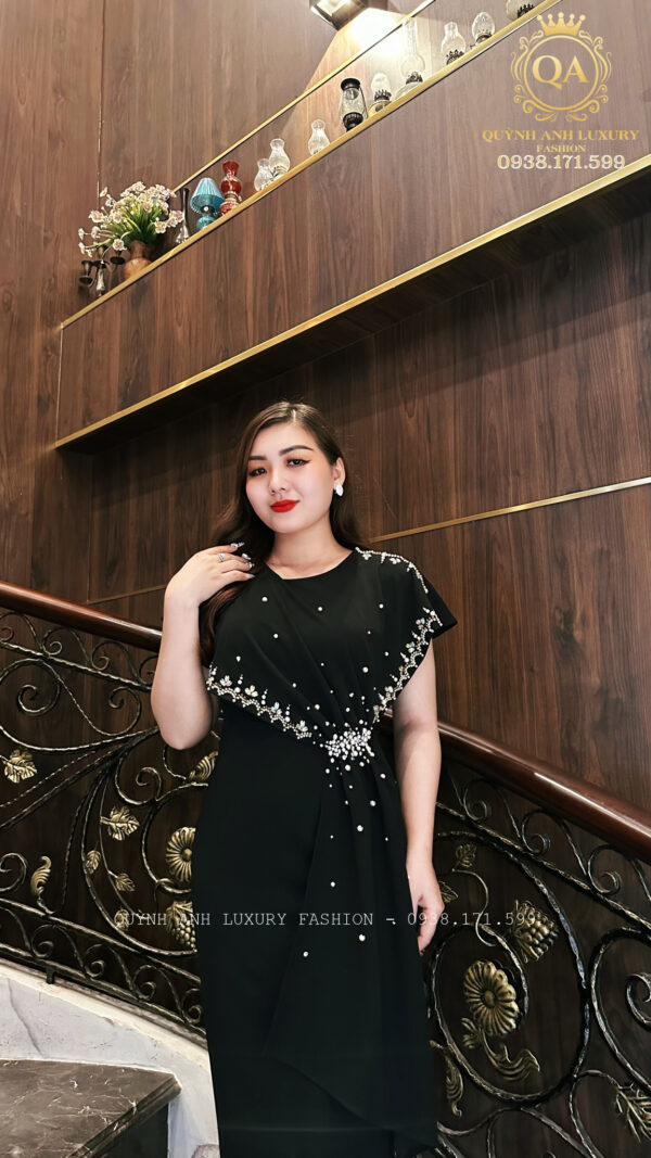Đầm Dạ Hội Dáng Dài Đen Cổ Tròn Kết Ngọc Trai Lily Dress